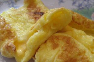 Cheese and pea omelette with potatoes